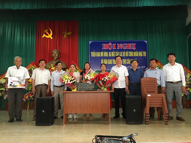 Lãnh đạo Sở Lao động – TBXH bàn giao tượng trưng trang thiết bị cho 3 câu lạc bộ